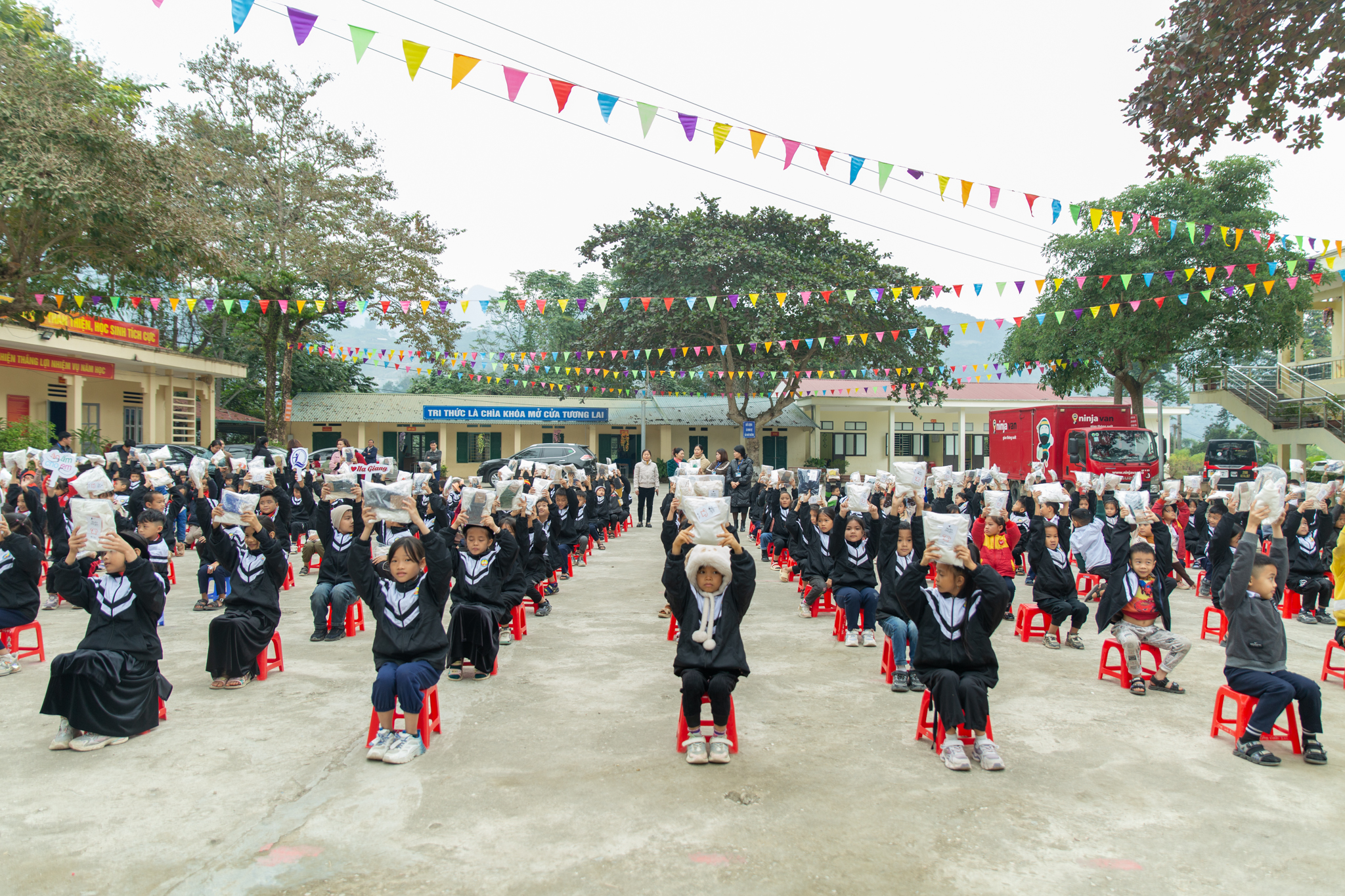 Hành trình 56 ngày Ninja Van Việt Nam mang 'Áo ấm cho em' vùng núi khó